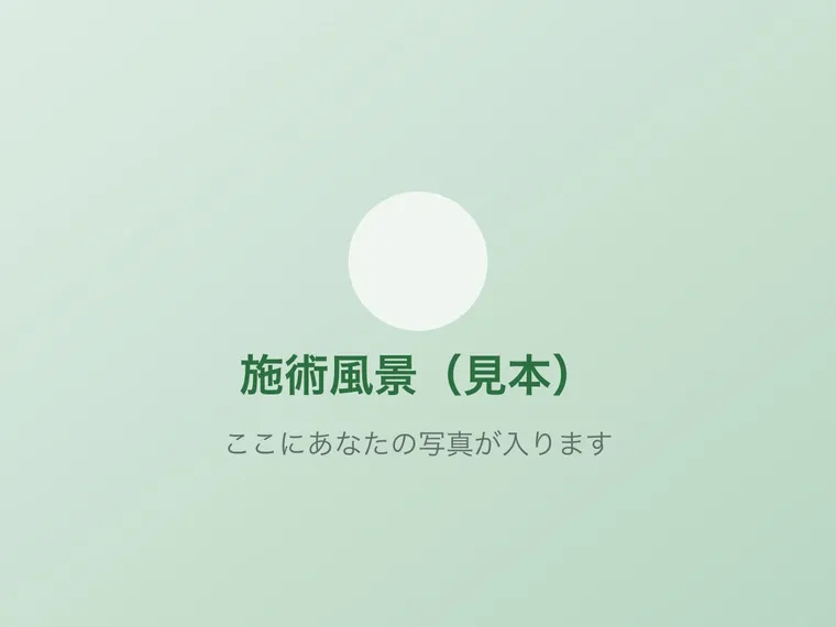 ご自宅の廊下で手すりを使った歩行練習をしている様子